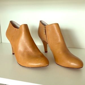 Vince Camuto Vive Ankle Zip bootie